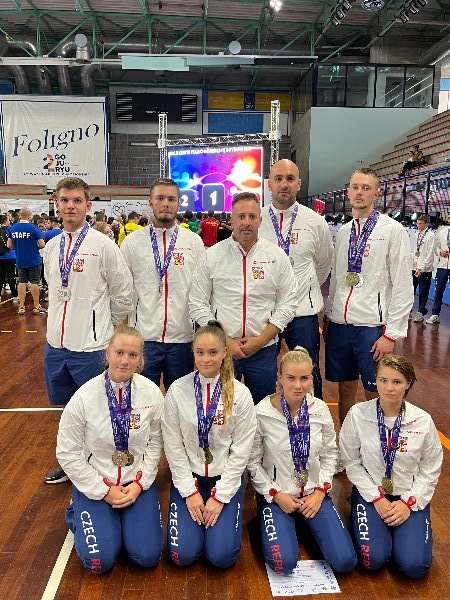 Reprezentační tým s medailemi na MS Goju-Ryu 2022